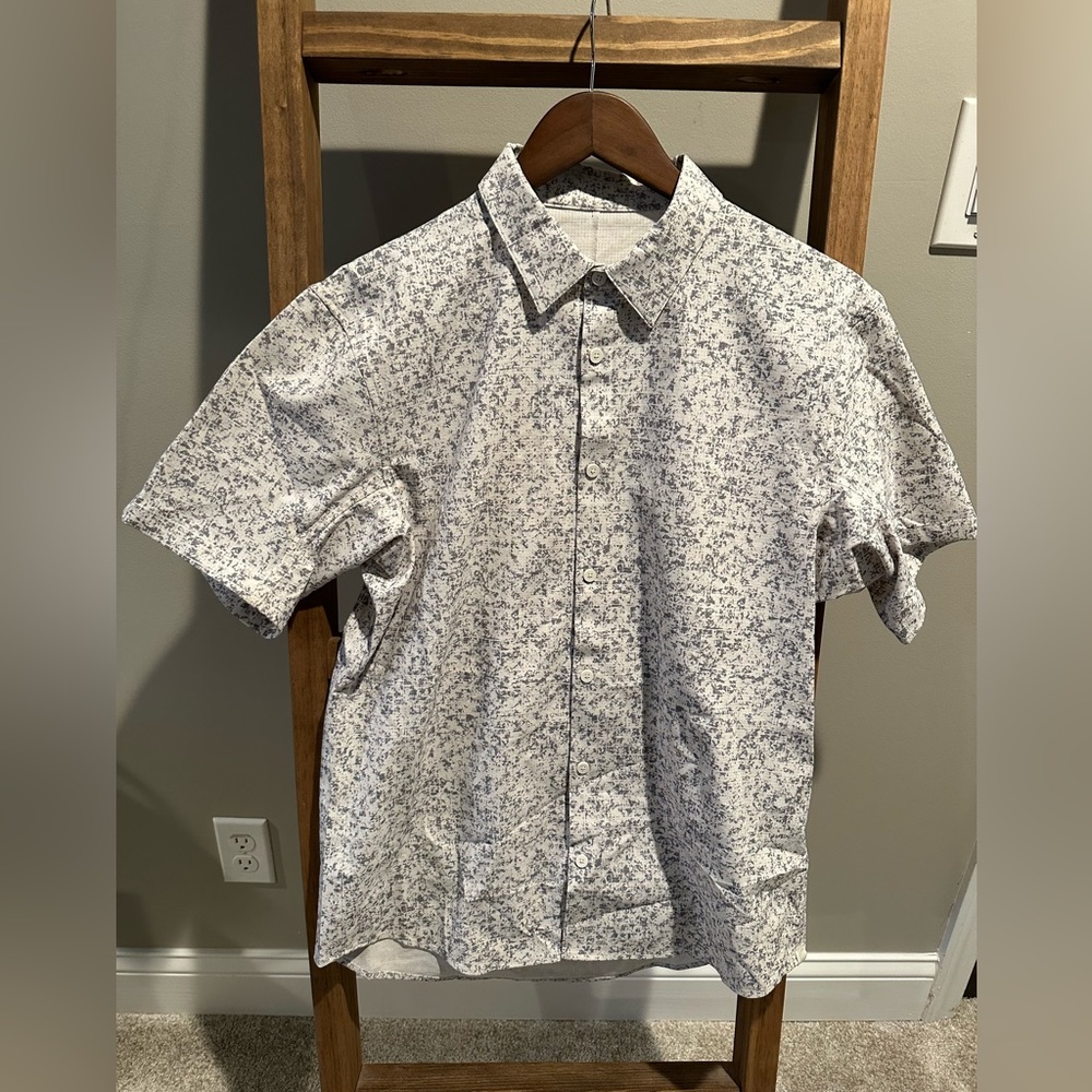 Lululemon - COMMISSION SHORT SLEEVE SHIRT
Mono Wave White Black - Large